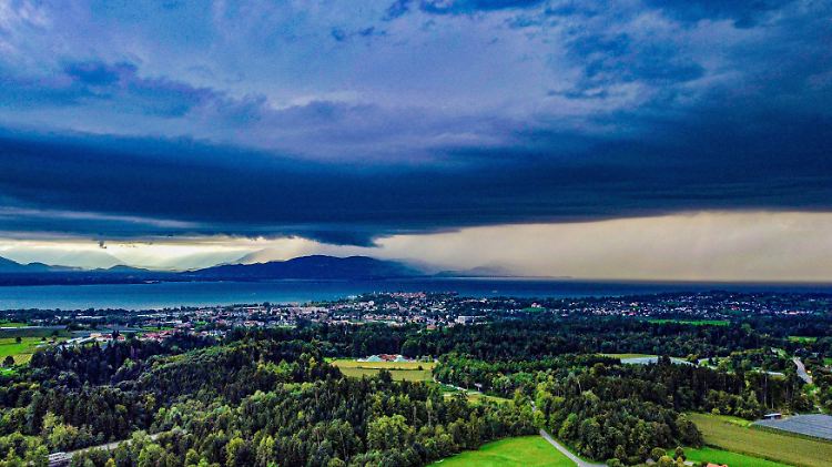 AKTUELL: Schwere Unwetter im Südwesten - mehrere Gewitterzellen mit Hagelgrößen von über 3 cm Korngröße vom Bodensee kommend in Richtung Baden-Württemberg und Bayern
