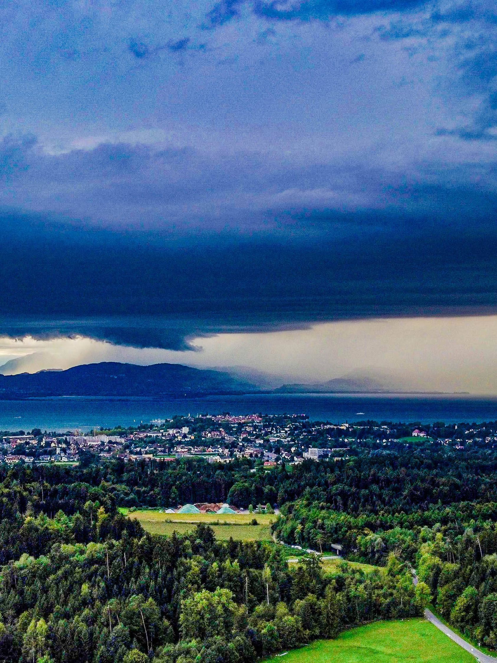 AKTUELL: Schwere Unwetter im Südwesten - mehrere Gewitterzellen mit Hagelgrößen von über 3 cm Korngröße vom Bodensee kommend in Richtung Baden-Württemberg und Bayern