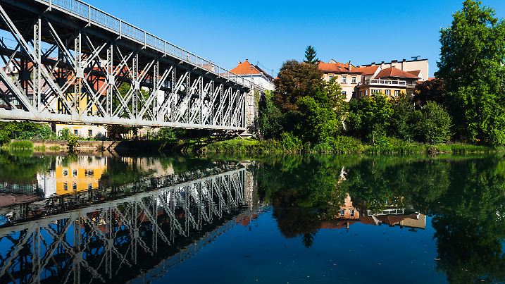 Von dieser Brücke fiel das Handy in den Fluss.