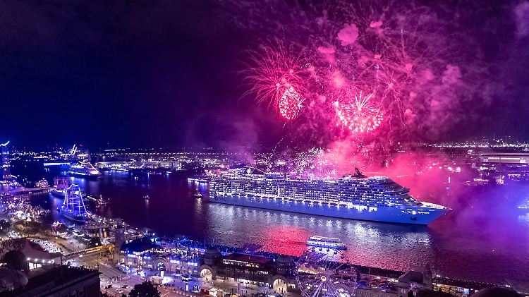 Parade bei den Hamburg Cruise Days