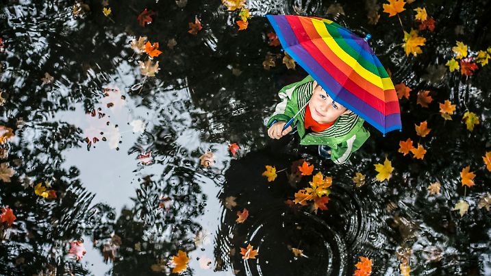 Kind lacht im Regen