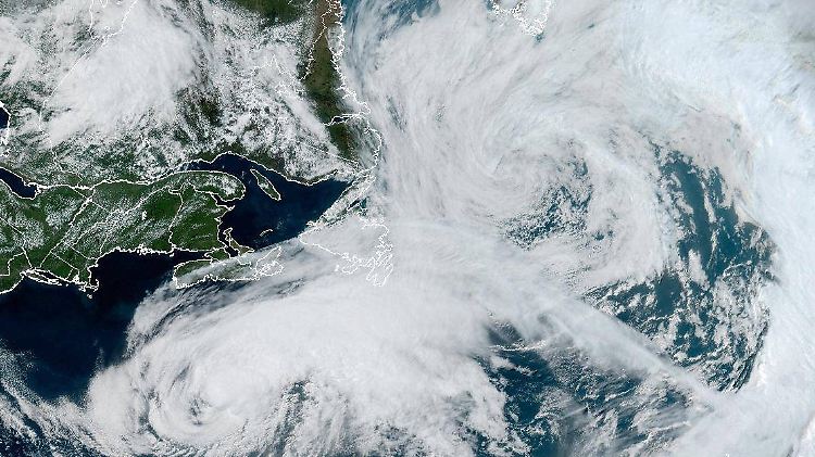Hurricane Erin Remains A Danger To East Coast Beaches