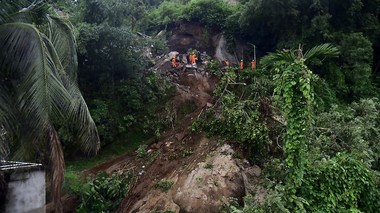 Erdrutsch nach einem Erdbeben in Guwahati