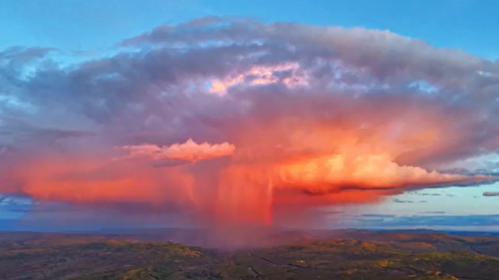 Eine sehr farbenintensive Gewitterwolke in China
