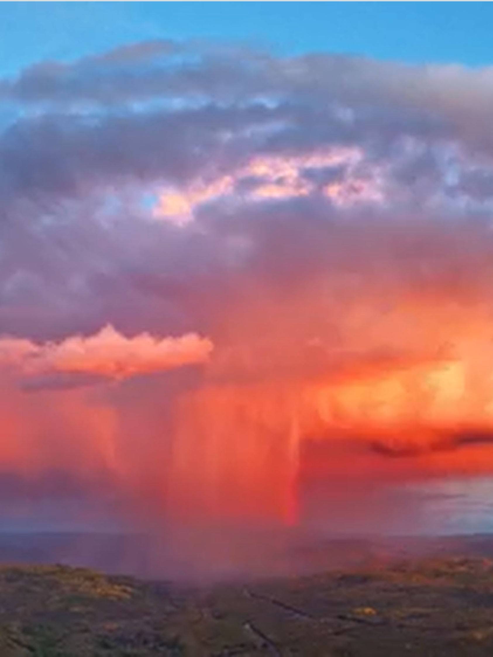 Eine sehr farbenintensive Gewitterwolke in China