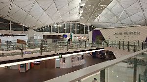 Hongkong, China, Asien, Flughafen Hong Kong International Airport, leere Abflughalle, Anzeigetafeln mit Gate-Nummern, we