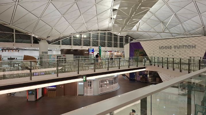 Hongkong, China, Asien, Flughafen Hong Kong International Airport, leere Abflughalle, Anzeigetafeln mit Gate-Nummern, we