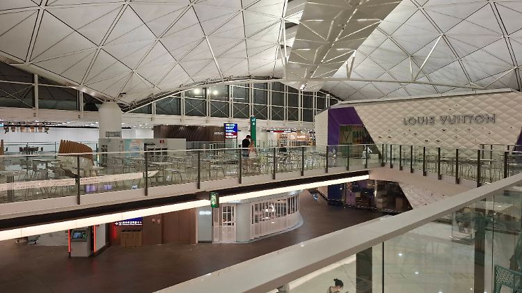 Hongkong, China, Asien, Flughafen Hong Kong International Airport, leere Abflughalle, Anzeigetafeln mit Gate-Nummern, we