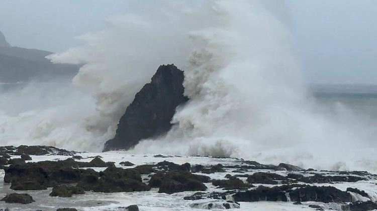 Super Typhoon Ragasa peripheral brings in rain to southeast Taiwan