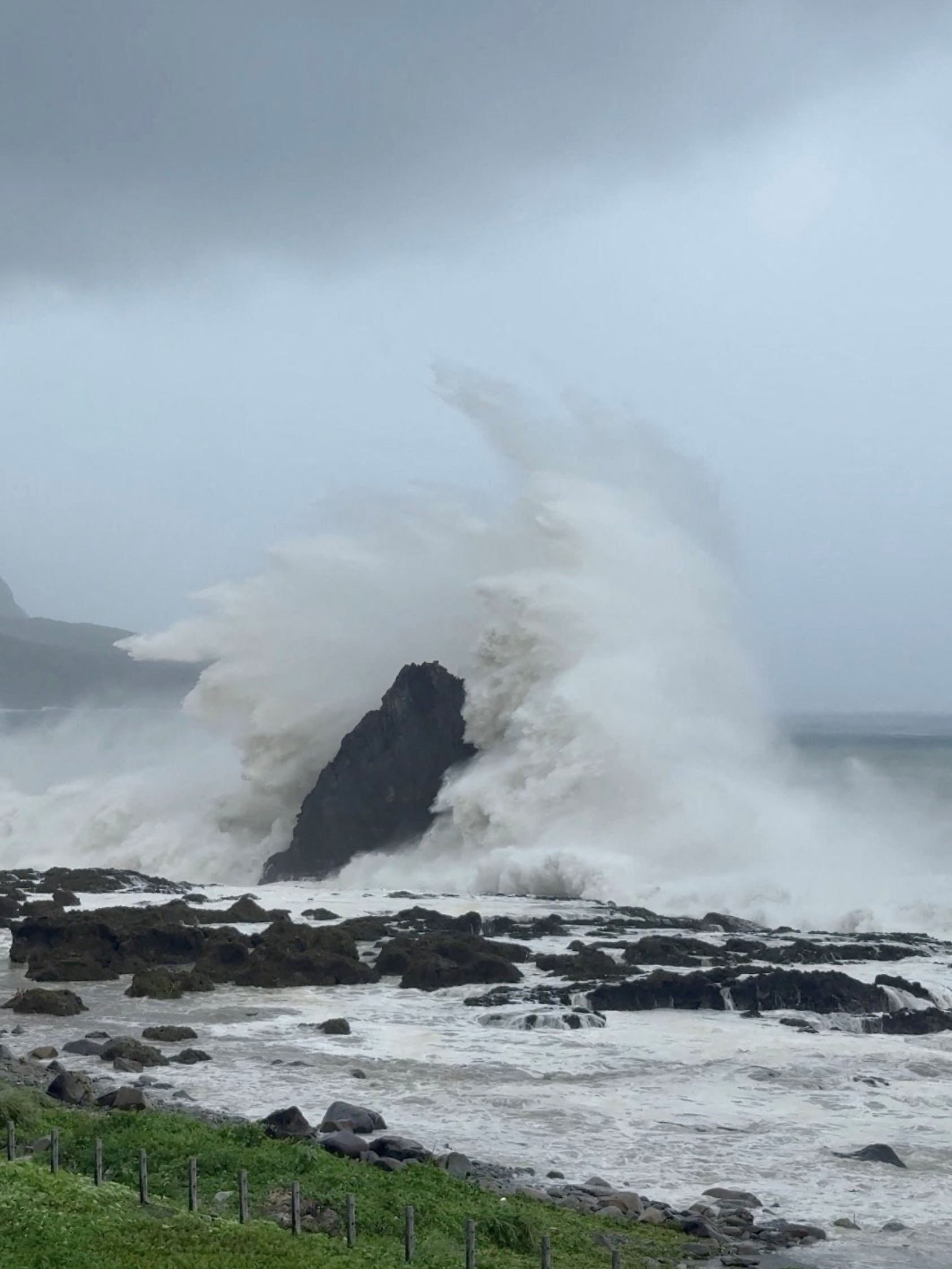 Super Typhoon Ragasa peripheral brings in rain to southeast Taiwan