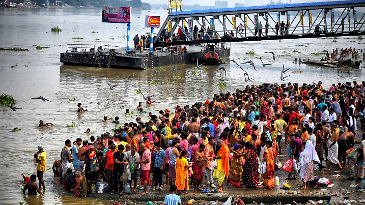 Gläubige beim Baden im Ganges anlässlich der Mahalaya-Feierlichkeiten in Kalkutta