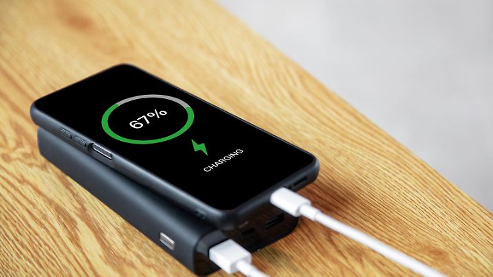 Damit das Handy auch unterwegs laden kann: Powerbanks sind eine sinnvolle Anschaffung.