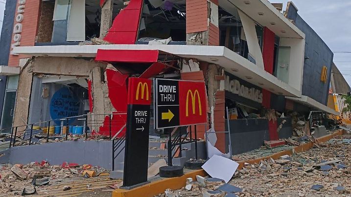 Starkes Erdbeben vor den Philippinen