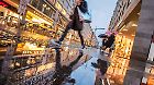 Theatinerstrasse im Dauerregen, nur wenige Kunden abends in der Einkaufsstraße unterwegs, München, September 2024 Deutsc