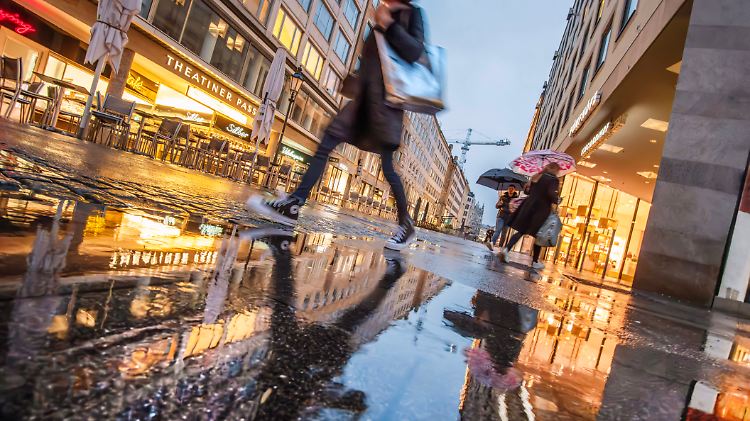 Theatinerstrasse im Dauerregen, nur wenige Kunden abends in der Einkaufsstraße unterwegs, München, September 2024 Deutsc