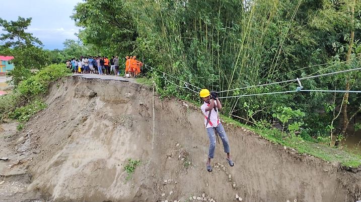 Eine Person wird mit Hilfe einer provisorischen Seilbahn evakuiert.