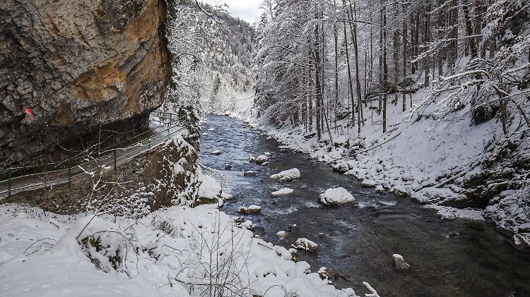 Winter, Schneelandschaft, Fluss Breitach und Wanderweg durch die Breitachklamm bei Oberstdorf, Oberallgäu, Allgäu, Bayer