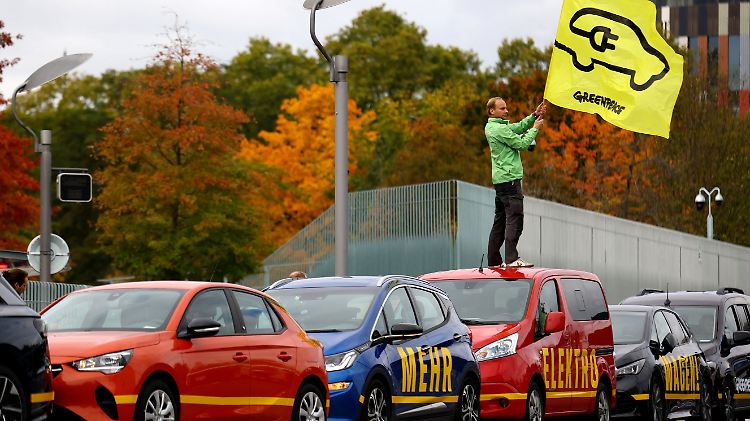 Greenpeace protest ahead top carmakers meet Chancellor Merz