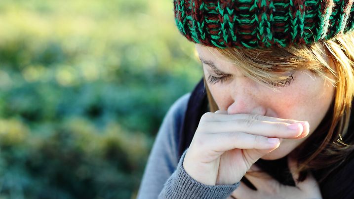 junge frau,frau,allergie,erkältung,niesen *** young woman,woman,allergy,cold virus,sneezing k3u-i3,model released, Symbo