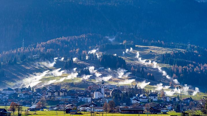 Kunstschnee im Herbst für die Pisten von Lermoos, Grubigstein, Tirol, Österreich