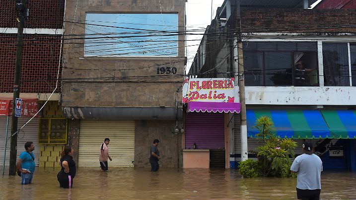 Torrential rains burst rivers, sparking floods in eastern Mexico