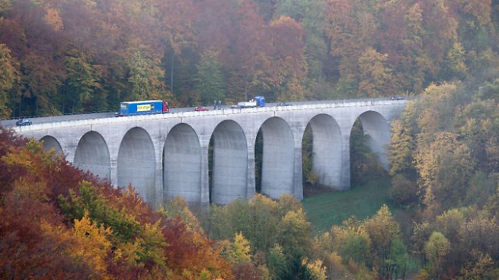 Baden-Württemberg, Hohenstadt: Lastwagen fahren über eine Brücke auf der Autobahn 8 am Albaufstieg am Drackensteiner Hang.