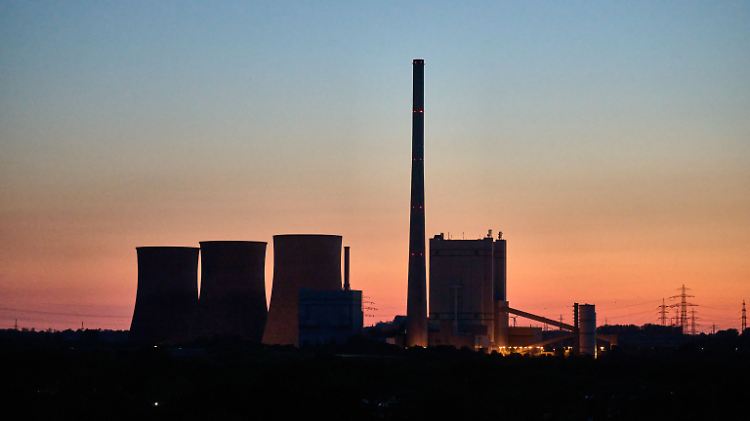  Nordrhein-Westfalen, Hamm: Das RWE Gas- und Dampfturbinenkraftwerk Gersteinwerk an der Lippe. Ein 280 Meter hoher Schornstein am RWE-Kraftwerksstandort in Werne im Ruhrgebiet wird an diesem Sonntag (11 Uhr) gesprengt. 
