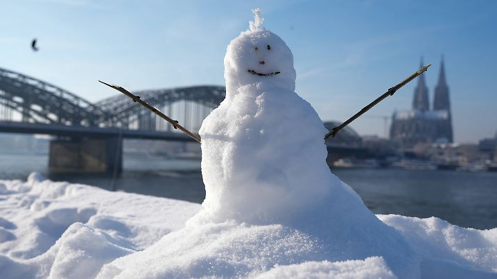 Impressionen Wintereinbruch und Schnee in Koeln Impressionen und Eindruecke vom Wintereinbruch mit Schnee und Schneemass