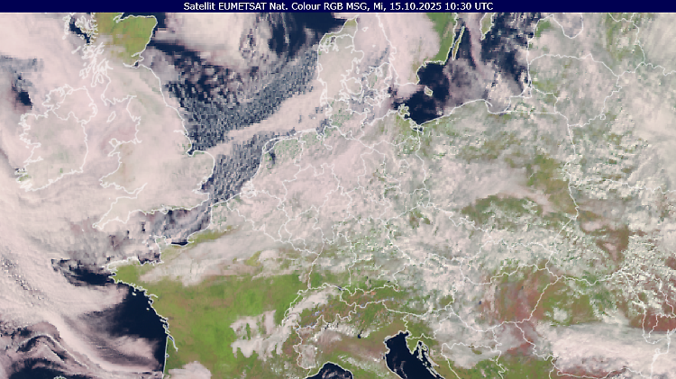 Wenige sonnige Lücken in dichter Wolkendecke über Deutschland 