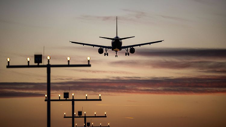 Ein Flugzeug im Landeanflug auf den Flughafen Berlin Brandenburg ( BER ) am Abend des 23. Februar 2022. Landeanflug auf