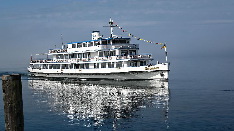 Das Passagierschiff Schwaben fährt zum Landesteg, um kurz danach wieder zur Rundreise auf dem Bodensee zu starten. 