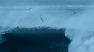 Ein Surfer trotzt den hohen Wellen, die durch den Taifun Halong in Japan verursacht werden