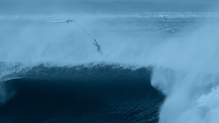 Ein Surfer trotzt den hohen Wellen, die durch den Taifun Halong in Japan verursacht werden
