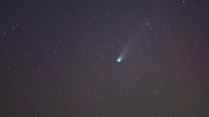 Komet Lemmon leuchtet am Nachthimmel