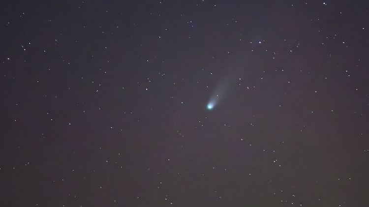 Komet Lemmon leuchtet am Nachthimmel