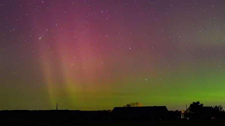 Polarlicht und Komet leuchten am Nachthimmel