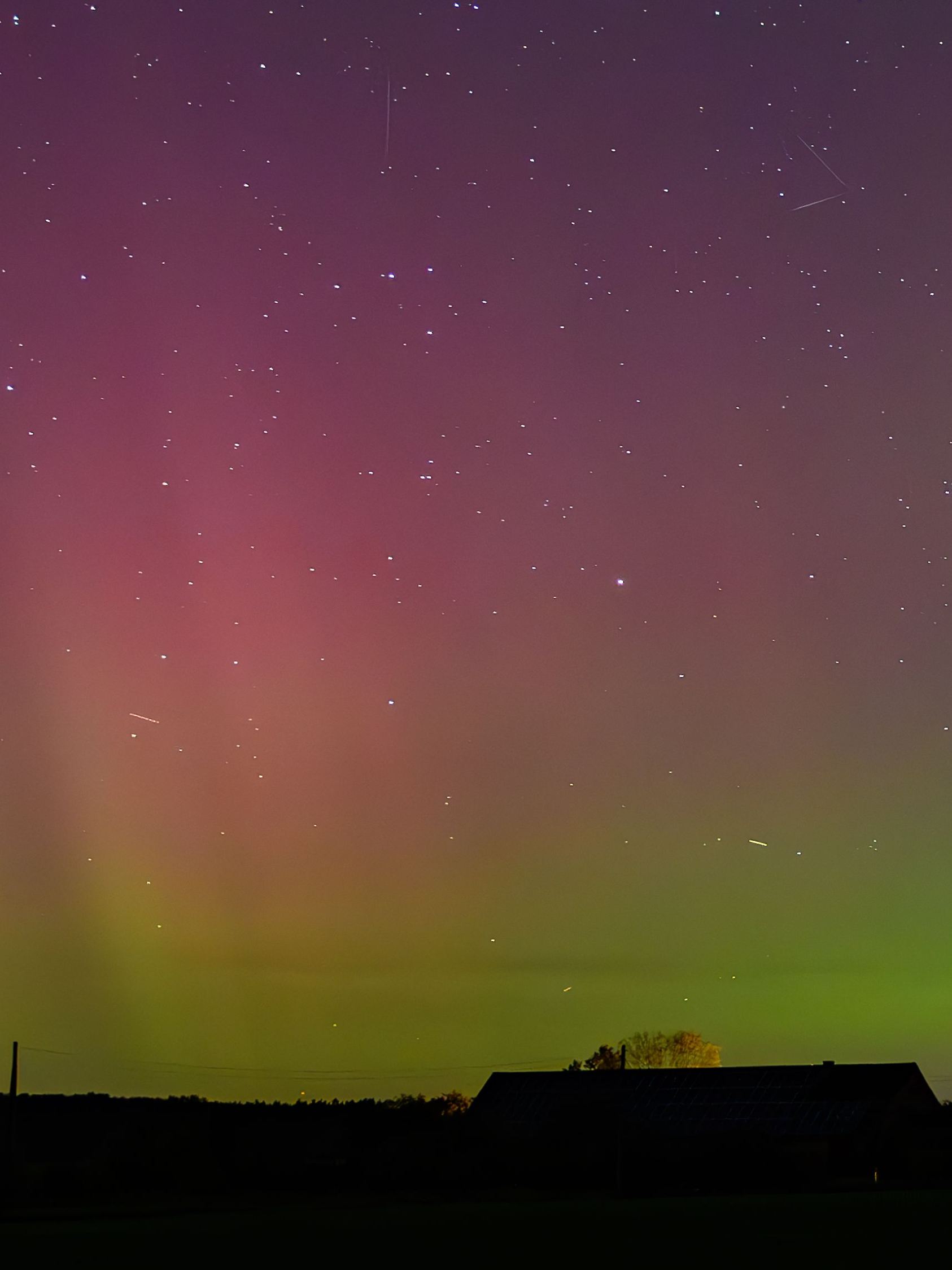 Polarlicht und Komet leuchten am Nachthimmel