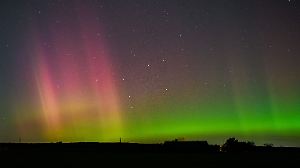 Polarlicht und Komet leuchten am Nachthimmel