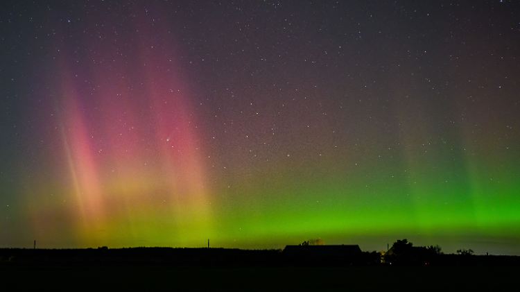 Polarlicht und Komet leuchten am Nachthimmel