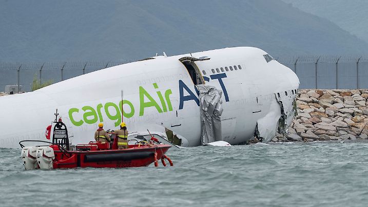 Jumbo-Jet rutscht über Landebahn in Hongkong