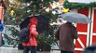 P12 VB K+ Menschen mit Schirm auf dem Weihnachtsmarkt