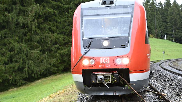 Zug entgleist im Allgäu nach Kollision mit Baum