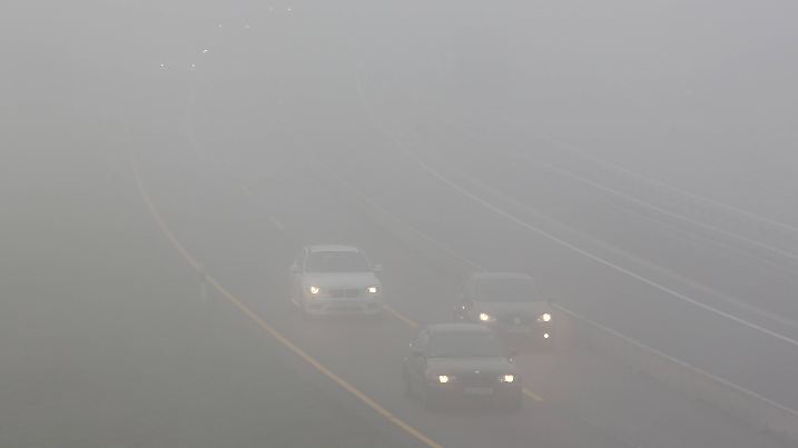 Feature zum Thema Autofahren im Herbst, Nebel auf der Autobahn A45 bei Siegen Herbstliche Stimmung im Siegerland am 08.