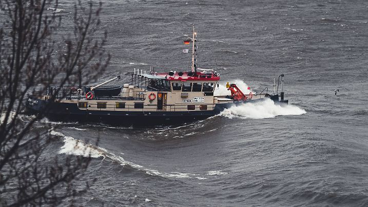 Deutschland: Hamburg, Fischmarkt, St. Pauli, Altona, Elbe, Hafen, Landungsbrücken Fähre, Schlepper, Schiff, Boot Hochwas