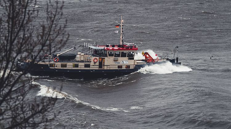 Deutschland: Hamburg, Fischmarkt, St. Pauli, Altona, Elbe, Hafen, Landungsbrücken Fähre, Schlepper, Schiff, Boot Hochwas