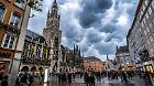 Mammatus-Wolken hängen spektakulär über dem Marienplatz, spektakuläre Wolkenart im Umfeld von Gewitterwolken, München, 23. Oktober 2025