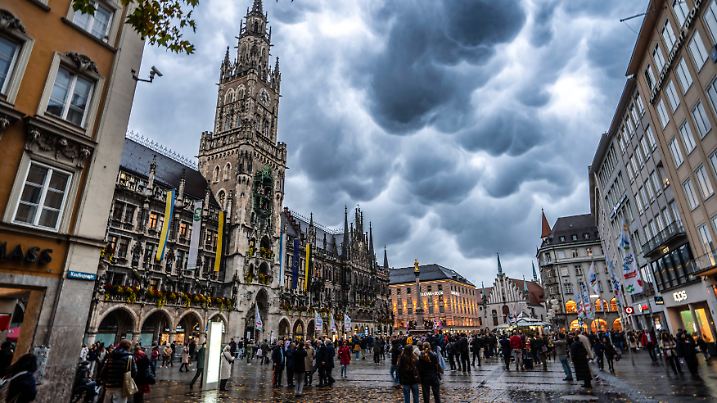 Mammatus-Wolken hängen spektakulär über dem Marienplatz, spektakuläre Wolkenart im Umfeld von Gewitterwolken, München, 23. Oktober 2025