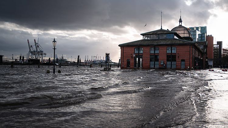 Deutschland: Hamburg, Fischmarkt, St. Pauli, Altona, Elbe, Hafen, Landungsbrücken Fähre, Schlepper, Schiff, Boot Hochwas