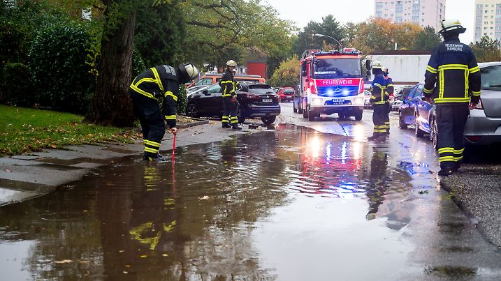 Feuerwehr nach Starkregen in Hamburg im Einsatz