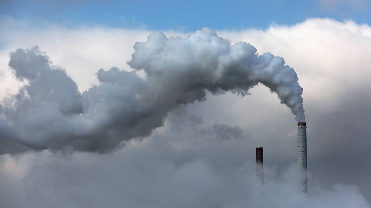 IMAGO Nature: Unsere Erde, Umweltverträgliche Herausforderungen des 21. Jahrhunderts, Co2 Rauchender Industrieschornstei
